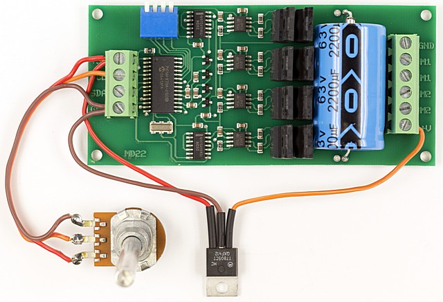 El circuito de control de motores con todas las conexiones realizadas.