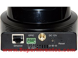 En la parte trasera se encuentran las conexiones de red, alimentacion, antena y la salida y entrada de alarma. Clic para ampliar