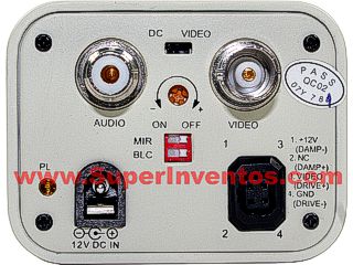 Panel de conexion posterior en el que destaca el conector para lentes autoiris.