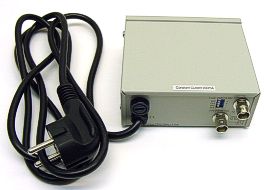 El alimentador de 220 V se conecta entre el monitor y la camara.