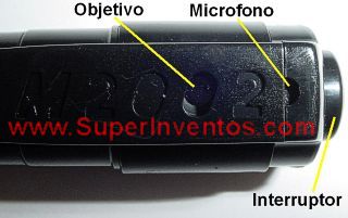 Detalle del interruptor de encendido, el objetivo y el microfono de la camara espia en boligrafo