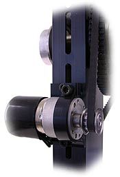 Tanto el eje vertical como el horizontal son huecos y permiten pasar cables de control a la camara c