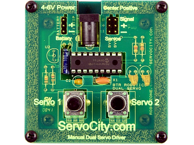 Este controlador permite mover 2 servos de foma manual con solo girar los mandos de control.