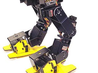 Patas de un robot bipedo creado con los soportes metalicos.